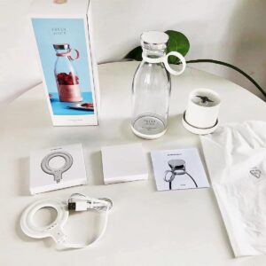 Full retail package items of the portable juicer blender Pakistan from a trusted store including the box, blending bottle, motor base, travel cap, and manual.